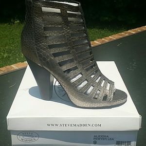 Steve Madden shooter sandals three and a half inch